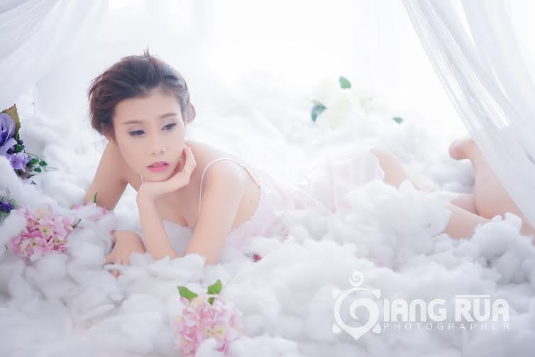 Bộ[-]ảnh[-]Linh[-]Nhi[-]gợi[-]cảm[-]với[-]táo